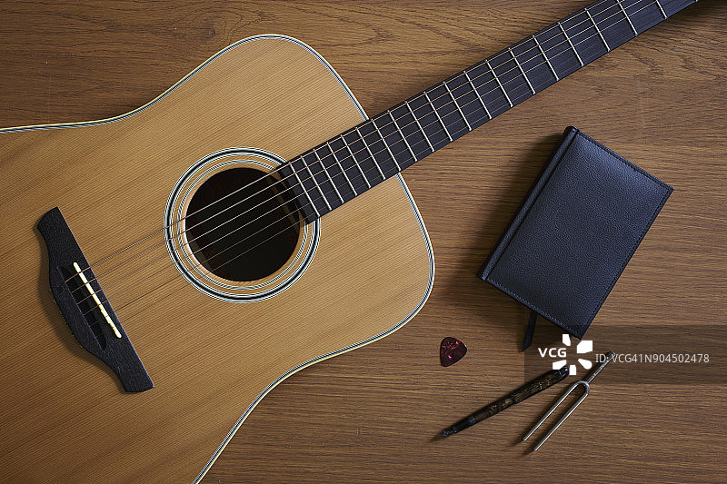 原声吉他和音叉图片素材