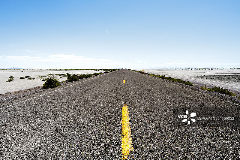 犹他州温多弗博纳维尔盐滩空旷道路上的蓝天图片素材