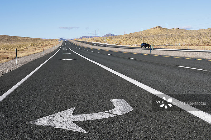 内华达州50号公路：空旷道路上的蓝天图片素材