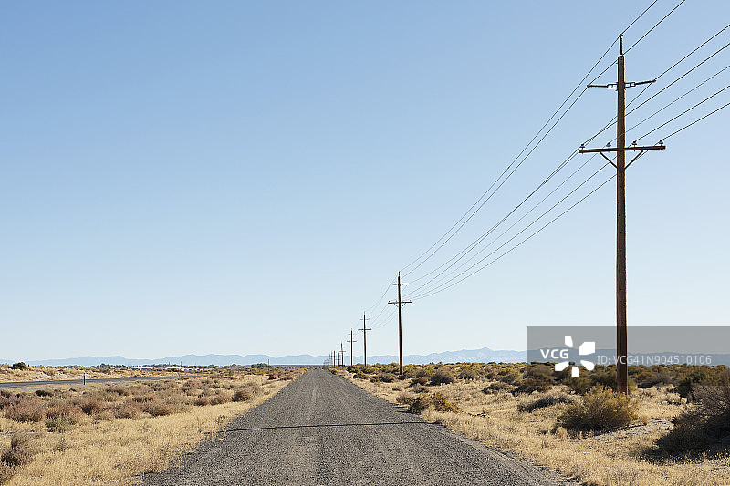 内华达州 50 号公路旁的输电塔图片素材