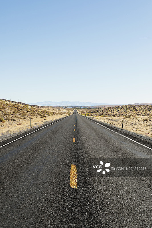 内华达州50号公路空旷道路上的晴朗天空图片素材