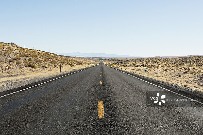 内华达州50号公路空旷道路上的晴朗天空图片素材