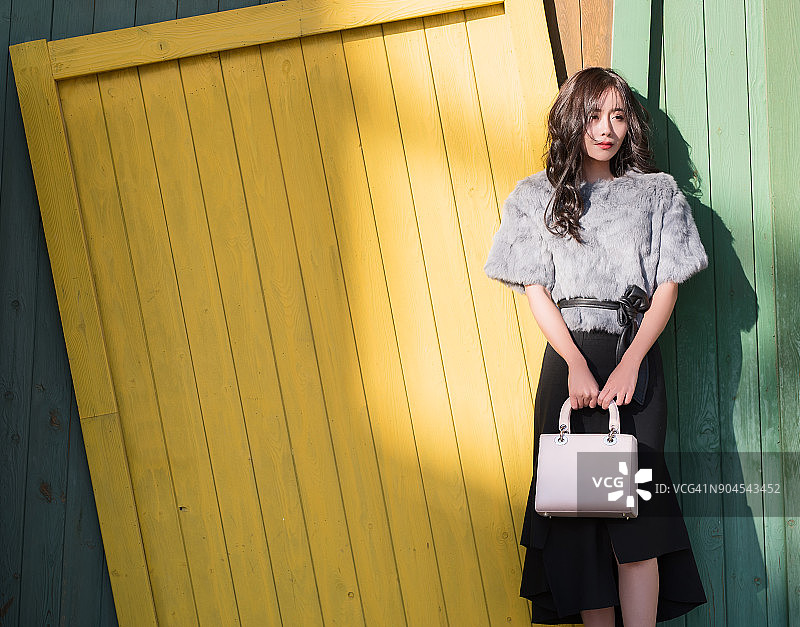 站在明亮墙前的中国女人图片素材