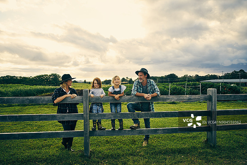 他们在农场上的四口之家图片素材