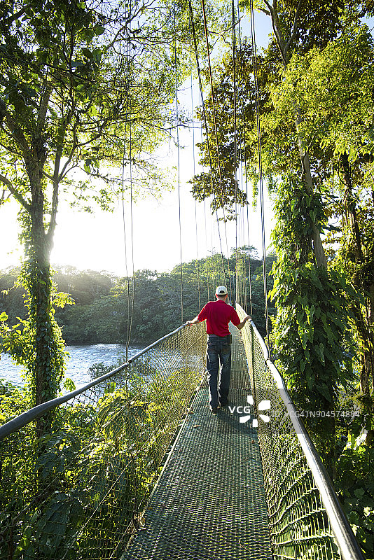 哥斯达黎加萨拉皮基河上的悬索桥图片素材