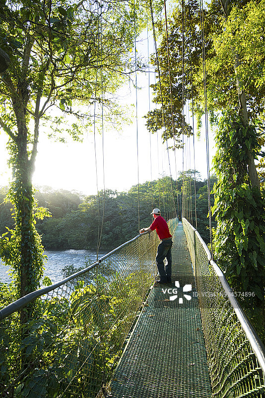 哥斯达黎加萨拉皮基河上的悬索桥图片素材