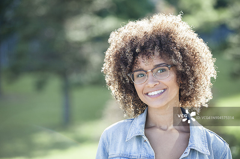 快乐自信的女人户外肖像图片素材