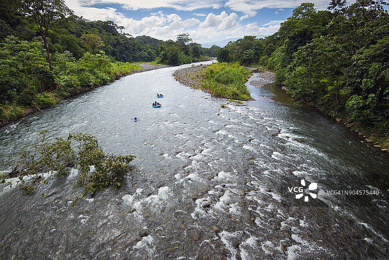 哥斯达黎加萨拉皮基河白水漂流图片素材