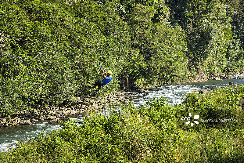 哥斯达黎加萨拉皮基河滑索图片素材