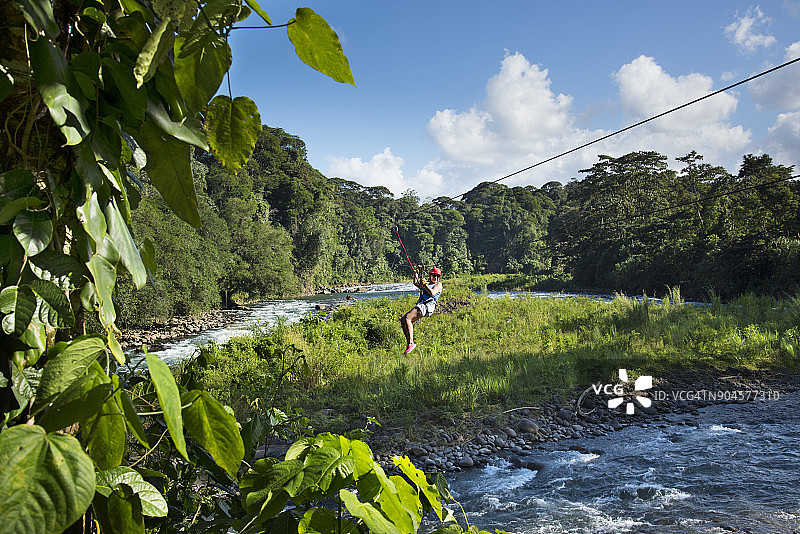 哥斯达黎加萨拉皮基河滑索图片素材