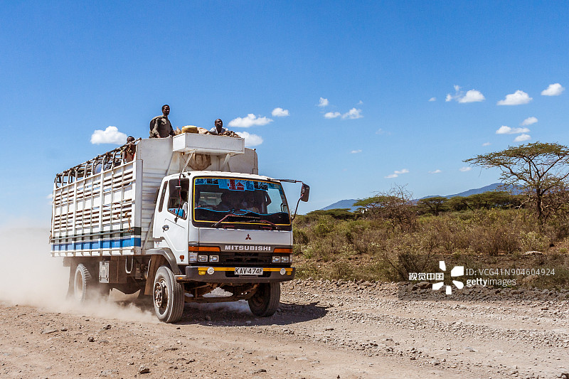 在石路上旅行的人们图片素材