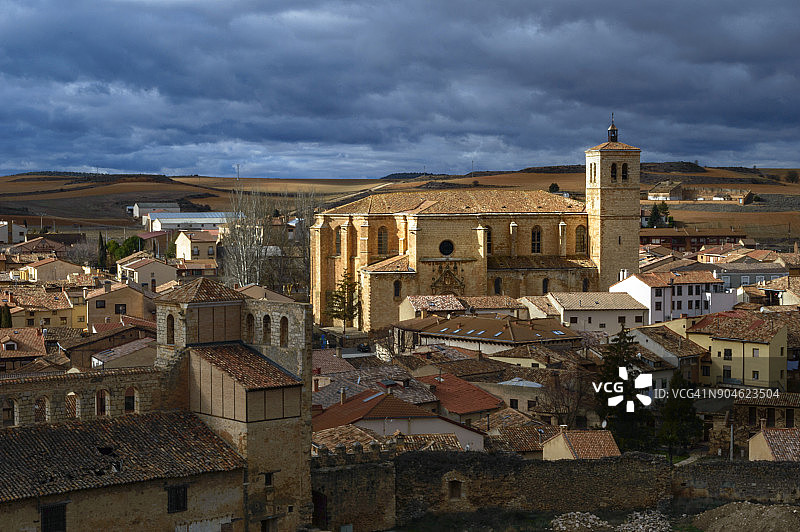 从城堡俯瞰贝兰加-德杜埃罗，背景是圣玛丽亚德尔梅尔卡多教堂，索里亚，西班牙图片素材