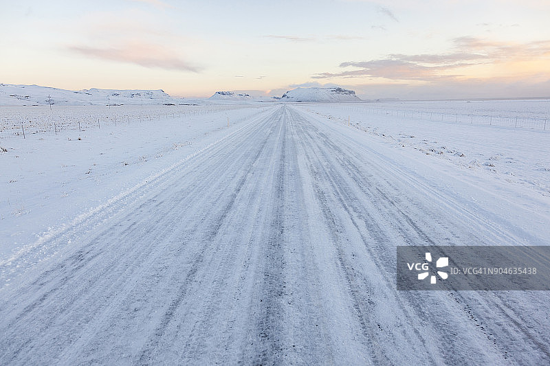雪后乡村公路黄昏冬景图片素材