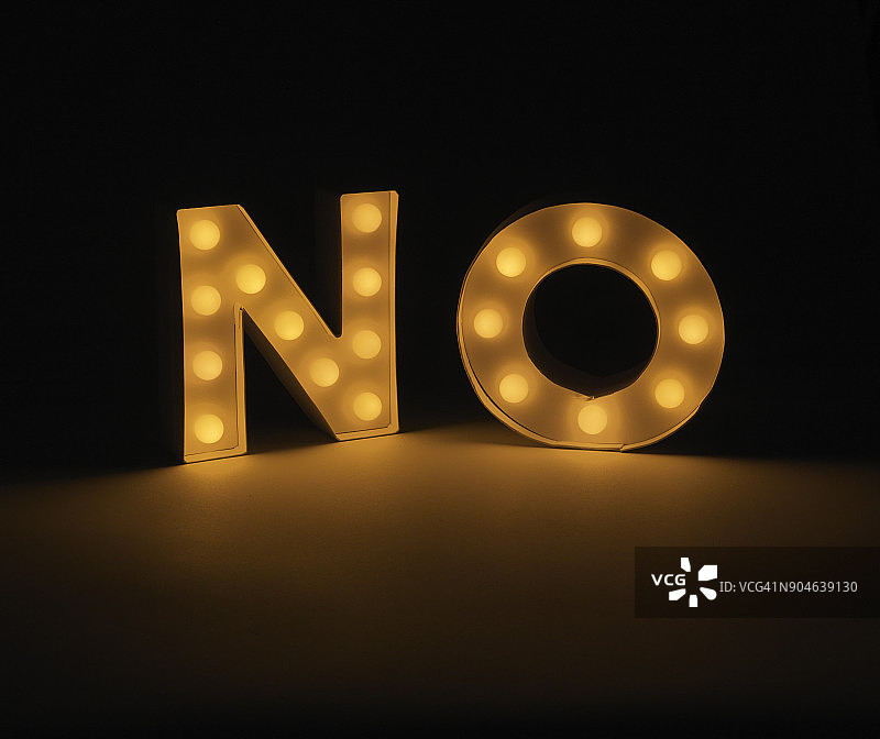 黑暗中用发光字母书写的“否”字图片素材