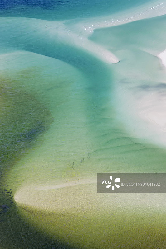 太平洋岛屿入口处淡水与海水的航拍图片素材