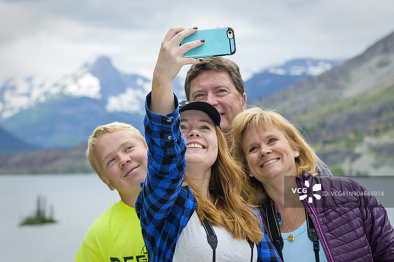 在冰川国家公园圣玛丽湖的家庭自拍图片素材