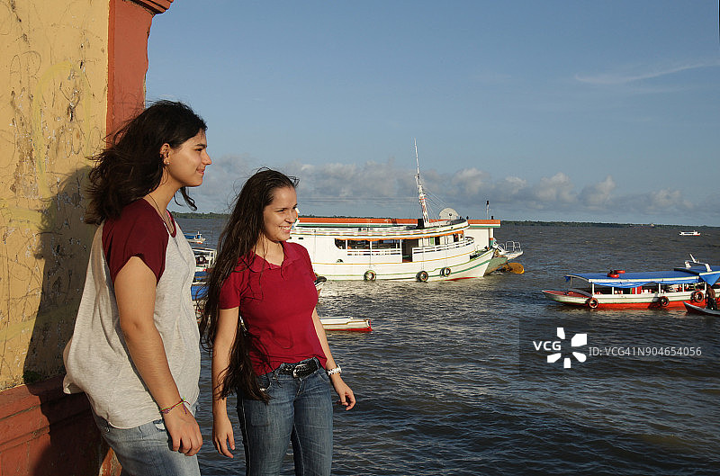 两名年轻游客在巴西亚马逊游玩图片素材