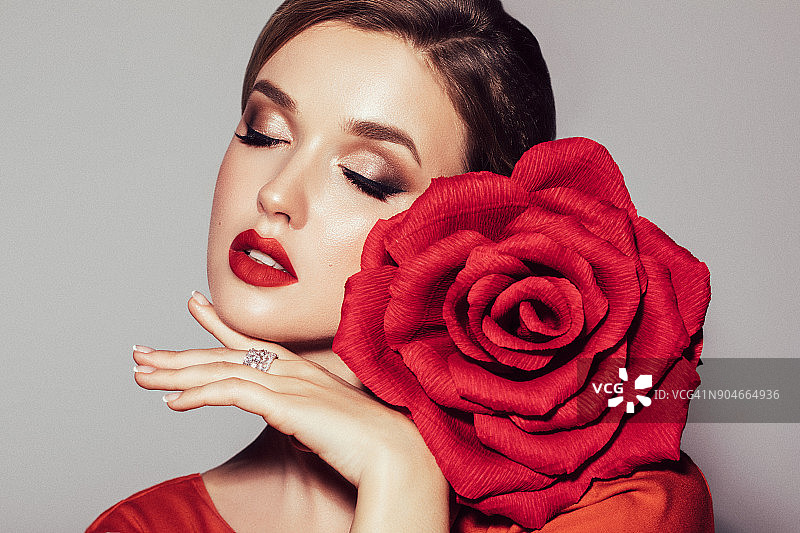 年轻美女与大玫瑰的影棚照图片素材
