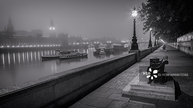 雾中的威斯敏斯特图片素材