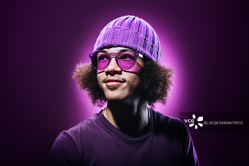 紫色浪潮中的年轻男人人像图片素材