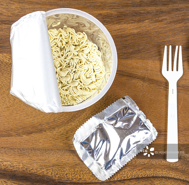 含辛辣调味粉和浓汤块的方便面图片素材