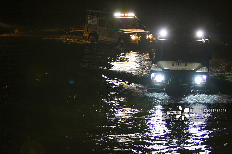 夜间在河流中体验极限越野驾驶图片素材
