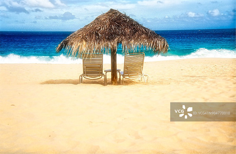 安圭拉原始海滩上的两把空椅子图片素材