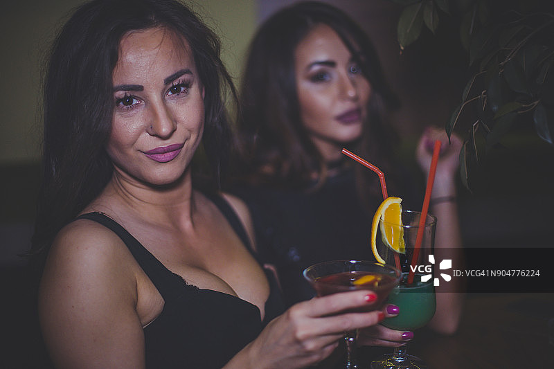 两名女子在酒吧享受夜晚图片素材