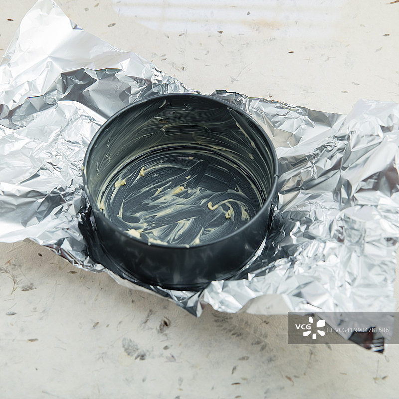 涂抹黄油的活底烤盘图片素材