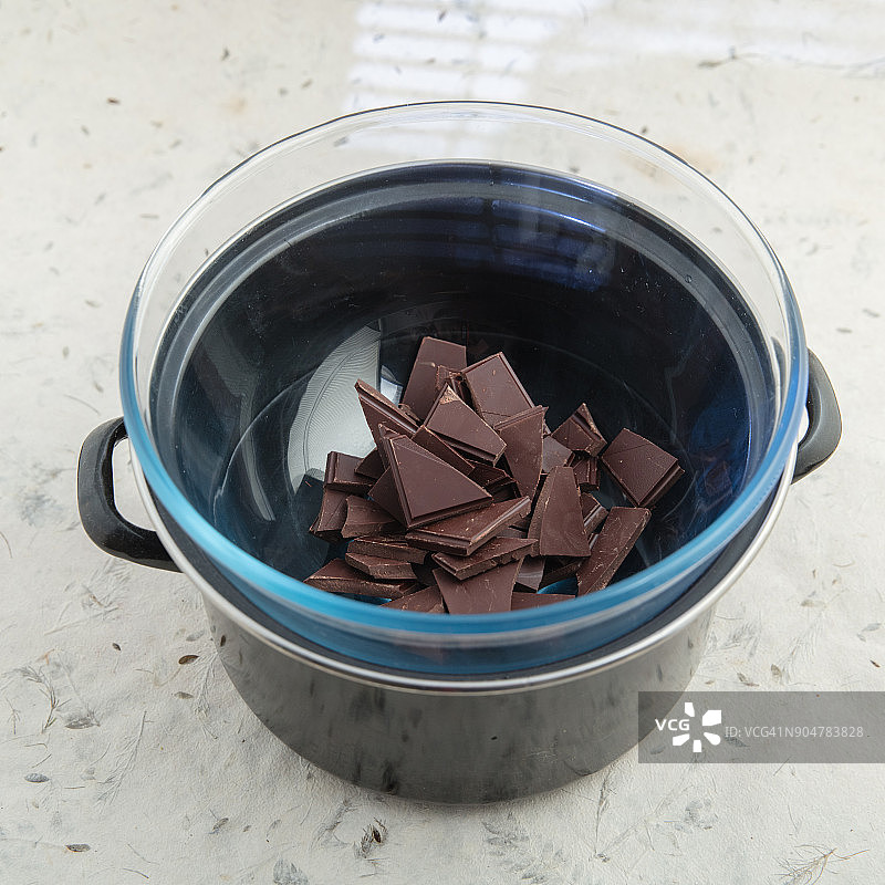 隔水加热的切碎巧克力图片素材