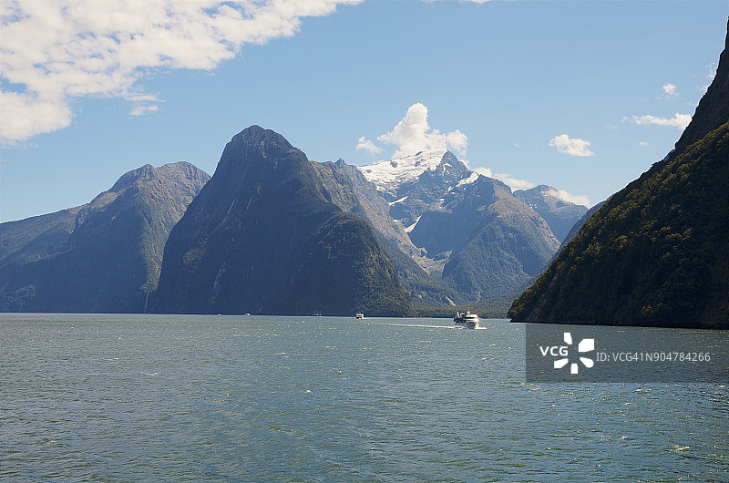 米尔福德峡湾的游船图片素材