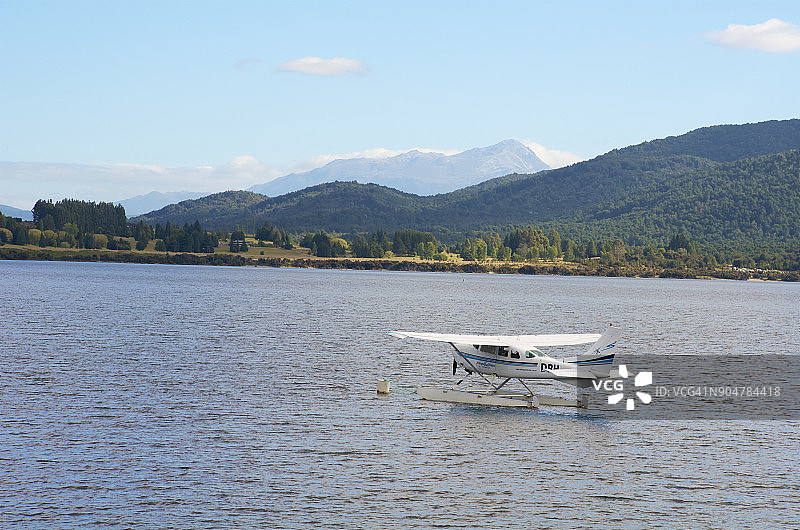 蒂阿瑙湖上的水上飞机图片素材