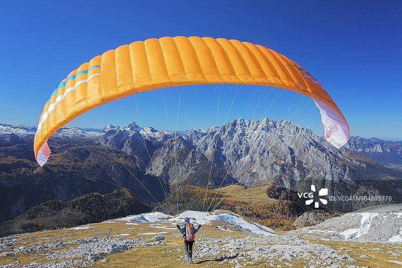 阿尔卑斯山滑翔伞运动，滑翔伞在瓦茨曼-贝希特斯加登国家公园起飞图片素材