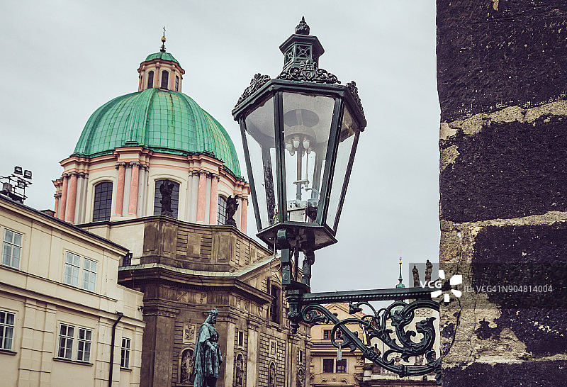 布拉格老城历史建筑，查理大桥视角下的救世主教堂图片素材