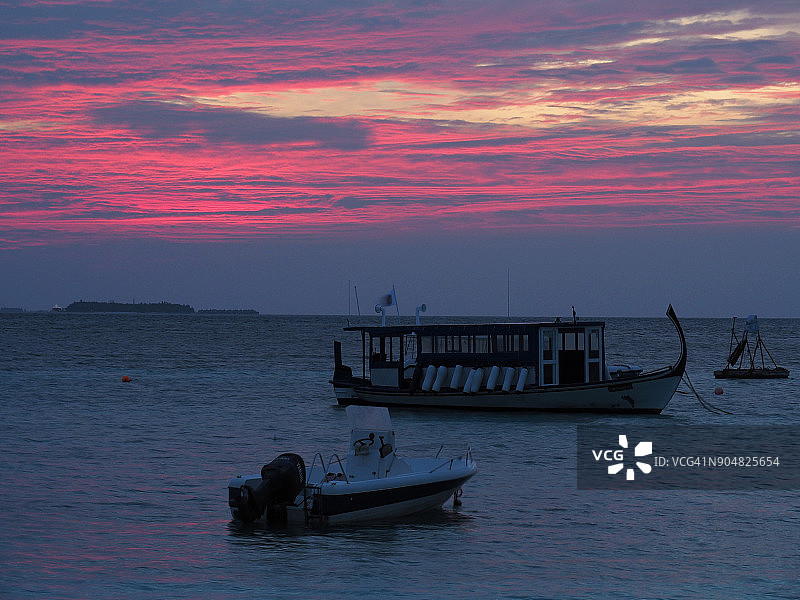 马尔代夫群岛红色日落图片素材