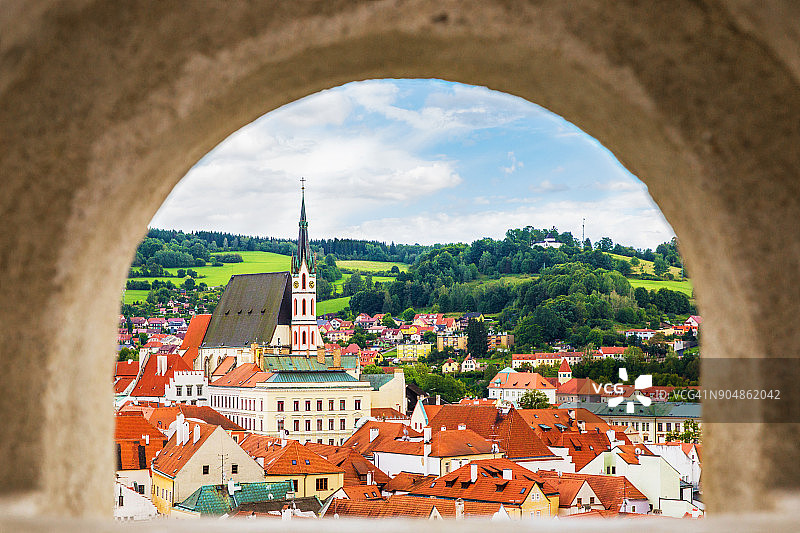 窗口眺望克鲁姆洛夫图片素材