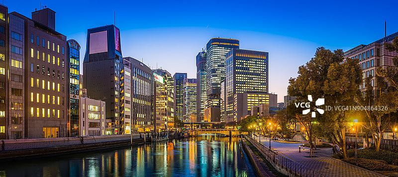 大阪河滨长廊的城市高楼夜景图片素材