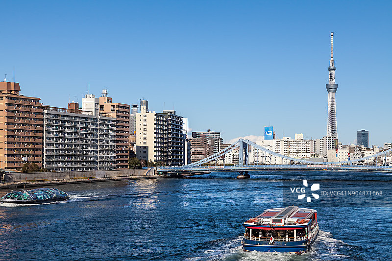 东京城市天际线，清洲桥和隅田川河畔景观，月岛，中央区图片素材