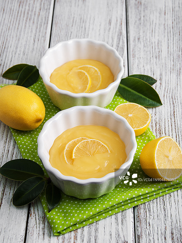 柠檬凝乳和新鲜柠檬图片素材