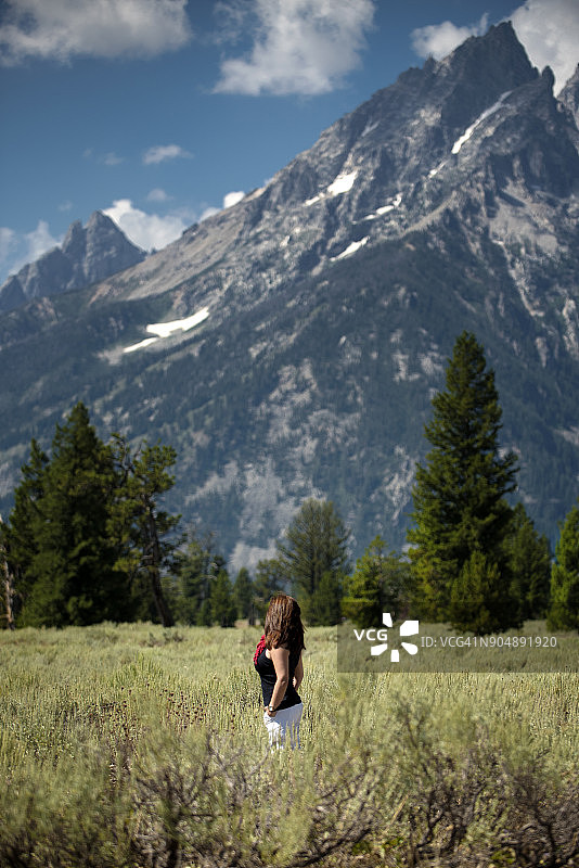 大提顿国家公园前的女子图片素材