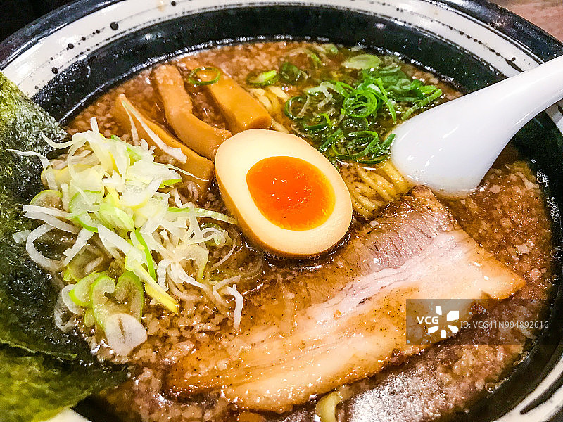 豚骨鲣鱼浓汤拉面配有配料图片素材