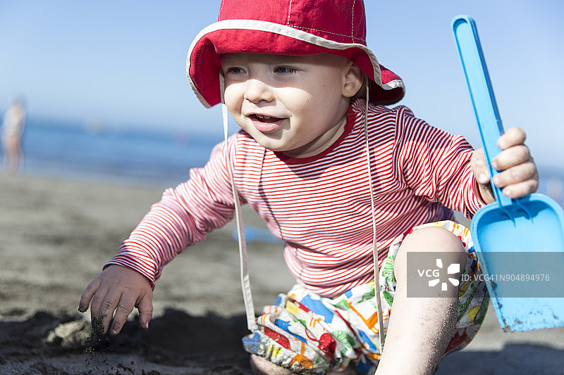 在特内里费海滩玩耍的幼儿图片素材