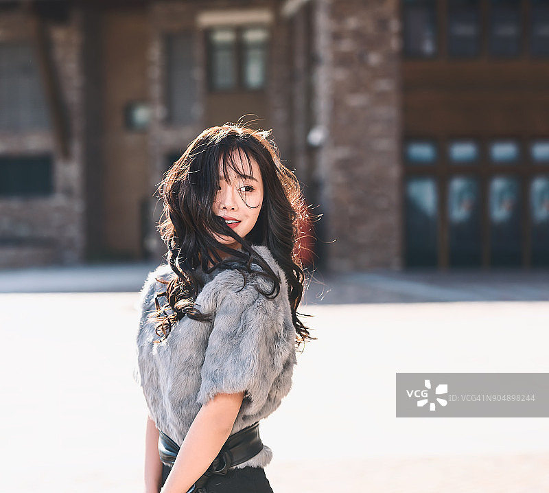 一位美丽的年轻女子肖像。图片素材