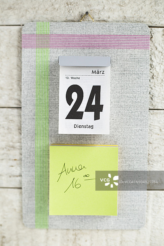 木板上的日历和便签图片素材