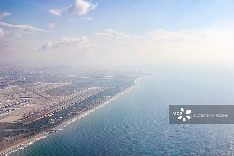 从海上进近巴塞罗那机场图片素材