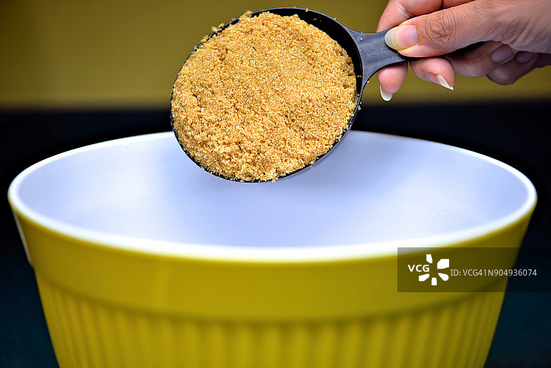 量杯中的红糖图片素材