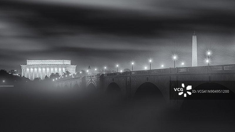 笼罩在雾中的波托马克河、林肯纪念堂和华盛顿纪念碑图片素材