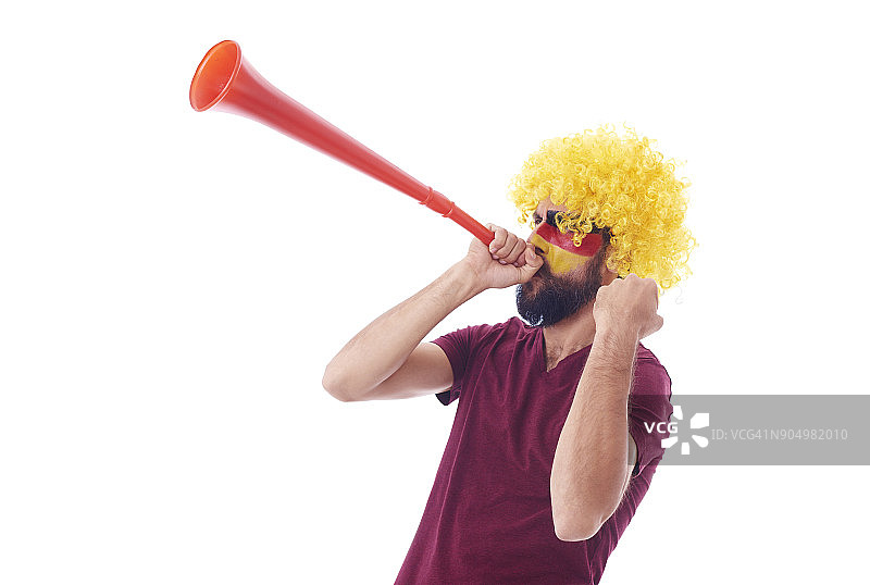 戴假发吹呜呜祖拉庆祝的足球迷，波兰德比察图片素材