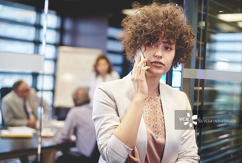 女商人在工作中接听电话，波兰热舒夫图片素材