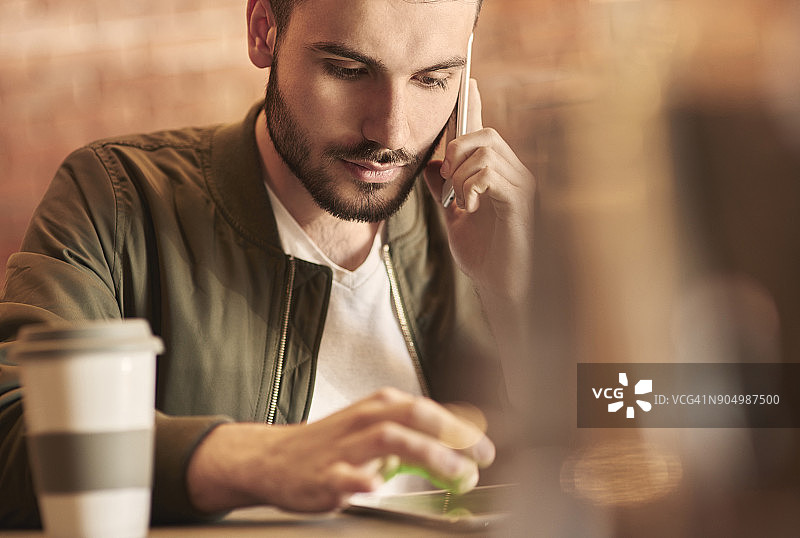 男顾客使用无线技术进行交流。波兰热舒夫图片素材